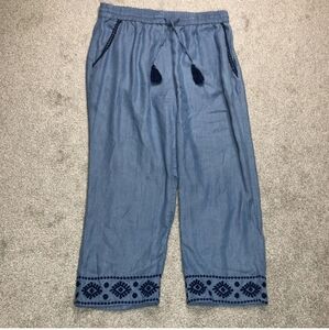 Tommy Bahama embroidered Capri pants